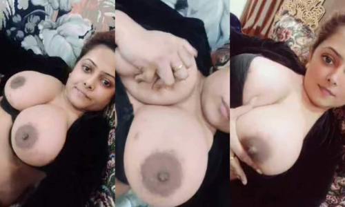 Desi Lady Showing Big Boobs And Teasing Her Pussy Murge Video